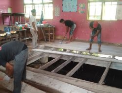 Guru dan Wali Murid MI Hidayatul Mubtadiin Bahu Membahu Memperbaiki Ruang Kelas