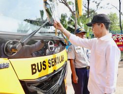Wujudkan Pemerataan Pendidikan, Wali Kota Amsakar Serahkan Bus Sekolah Gratis untuk Pelajar Hinterland