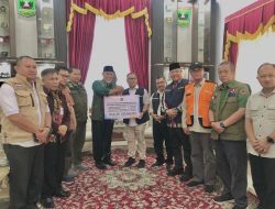 Gubernur Mahyeldi Terima Bantuan Miliaran dari Kepri, Fokus Bangun Hunian Pasca Banjir
