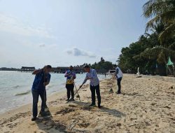Gandeng Lintas Sektor, KJK Kepri Hijaukan Semangat HPN lewat Aksi Bersih Pantai