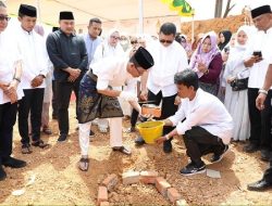 Letakkan Batu Pertama Masjid Jami Al-Falah, Wali Kota Amsakar Serahkan Bantuan Rp25 Juta