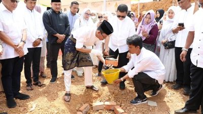 Letakkan Batu Pertama Masjid Jami Al-Falah, Wali Kota Amsakar Serahkan Bantuan Rp25 Juta
