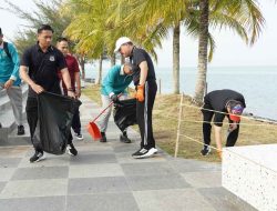 Implementasi SE Mendagri, Kajati Kepri Pimpin Aksi Bersih Lingkungan di Tepi Laut