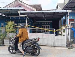 Sejumlah Warga yang Penasaran Menghampiri Rumah Insiden Pembunuhan
