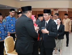 Lantik 4 Kadis Baru, Amsakar Achmad Beri Deadline Penanganan Sampah dan Banjir