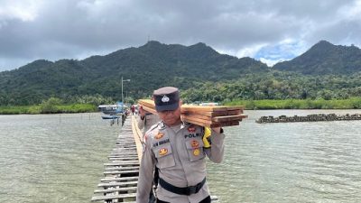 Polres Natuna Perbaiki Jembatan Desa Hilir, Akses Utama Nelayan Kini Kembali Aman