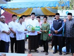 Perkuat Ukhuwah di Teluk Bintan, Bupati Roby Serahkan Bantuan Operasional dan Santunan