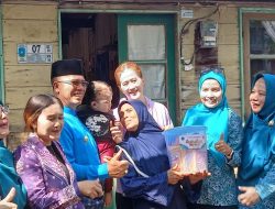 Door to Door di Tarempa, Bupati Aneng dan Sinta Salurkan Sembako bagi Janda Kurang Mampu