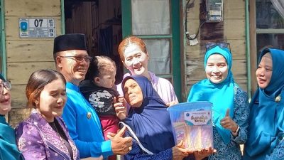 Door to Door di Tarempa, Bupati Aneng dan Sinta Salurkan Sembako bagi Janda Kurang Mampu
