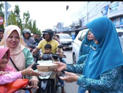 Peringati HKG ke-54, TP-PKK Inhil Bagikan Takjil Gratis di 5 Titik Tembilahan