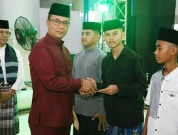 Peringati Nuzulul Qur’an di Masjid Sultan Mahmud Riayat Syah, Haji Aweng Santuni Ratusan Anak Yatim
