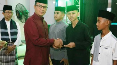 Peringati Nuzulul Qur’an di Masjid Sultan Mahmud Riayat Syah, Haji Aweng Santuni Ratusan Anak Yatim