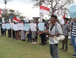 Puluhan Pedagang Gelar Unjuk Rasa Damai di Halaman Gedung Daerah Tanjungpinang 