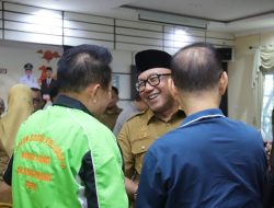 Wali Kota Lis Bagikan Paket Sembako untuk RT dan RW Menyambut Imlek