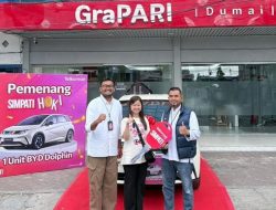Pelanggan Setia Asal Dumai Bawa Pulang Mobil Listrik BYD Dolphin dari Telkomsel