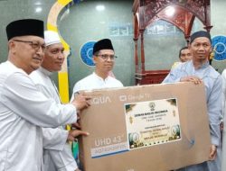 Safari Ramadhan di Teluk Air, Bupati Iskandarsyah Salurkan Bantuan untuk Dua Masjid