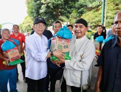 Tekan Inflasi Jelang Lebaran, Wali Kota Amsakar Salurkan 3.800 Paket Sembako di Kampung Pelita
