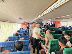 Pastikan Mudik Aman, Kapolres dan Bupati Anambas Lepas Ratusan Penumpang di Pelabuhan Tarempa