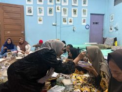 Momen Haru Wabup Inhil “Mak Tin” Suapi Lansia Saat Buka Puasa Bersama di Tembilahan