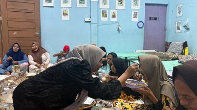 Momen Haru Wabup Inhil “Mak Tin” Suapi Lansia Saat Buka Puasa Bersama di Tembilahan