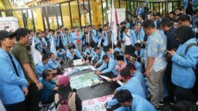 Wakil Ketua DPRD Riau Temui Massa BEM UNRI, Serap Enam Tuntutan Utama