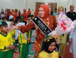 Dongeng dan Nyanyian Bunda PAUD Erlita Amsakar Warnai Keceriaan Anak-Anak TK Ibnu Sina