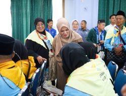 Pelepasan Kloter I Embarkasi Batam, Wabup Deby Maryanti Titip Pesan Kekompakan bagi JCH Bintan