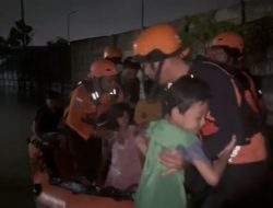 Hujan Deras Guyur Pekanbaru, Lima Warga Jalan Sembilang Dievakuasi Saat Dini Hari