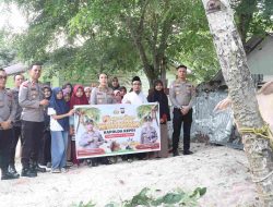 AKBP Yunita Stevani Serahkan Langsung Sapi Kurban Titipan Kapolda Kepri untuk Warga Meral Barat
