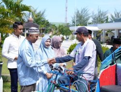 Pernah Jadi Tukang Becak, Bupati Inhil Herman Jamu Ratusan Pekerja Jalanan di Rumah Dinas