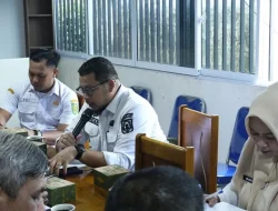 Sambut Harkitnas ke-118, Diskominfopers Inhil Matangkan Persiapan Upacara di Lapangan Kantor Bupati