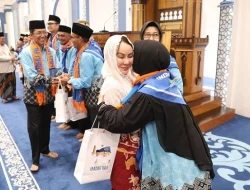 Momen Haru Wali Kota Batam Amsakar Achmad Pamit Menuju Tanah Suci Bersama Istri