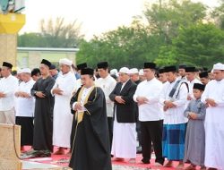 Kenakan Koko Putih di Saf Depan, Sekda Riau Syahrial Abdi Salat Iduladha di Masjid Annur