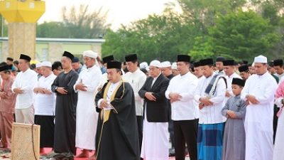 Kenakan Koko Putih di Saf Depan, Sekda Riau Syahrial Abdi Salat Iduladha di Masjid Annur