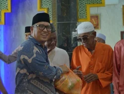 Kunjungi Wilayah Hinterland Batam, Wagub Nyanyang Haris Bagikan Sembako di Bulang