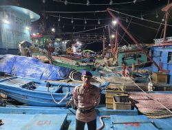 Polairud Anambas Sisir Pelabuhan Antang, Pastikan Keamanan Kapal dan Nelayan Malam Hari