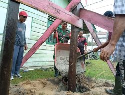 Babinsa Desa Tanjung dan Warga Gotong Royong Bangun Sarana Latihan Fisik untuk Remaja Natuna
