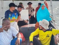Sinergi Bhabinkamtibmas dan Warga Evakuasi Nelayan Hilang di Perairan Tokong Hiu