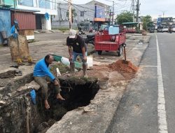Prihatin Drainase Rusak Bahayakan Keselamatan, Dua Ketua Ormas ini Turun Tangan Tambal Parit Amblas di KM 9
