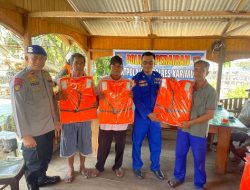 Antisipasi Cuaca Ekstrem, Satpolairud Polres Karimun Pasok Life Jacket untuk Nelayan Selat Gelam